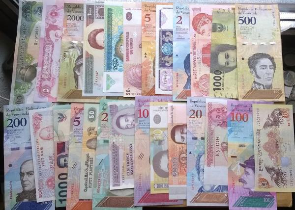 40 Vnt. Skirtingu banknotu ,visi UNC 