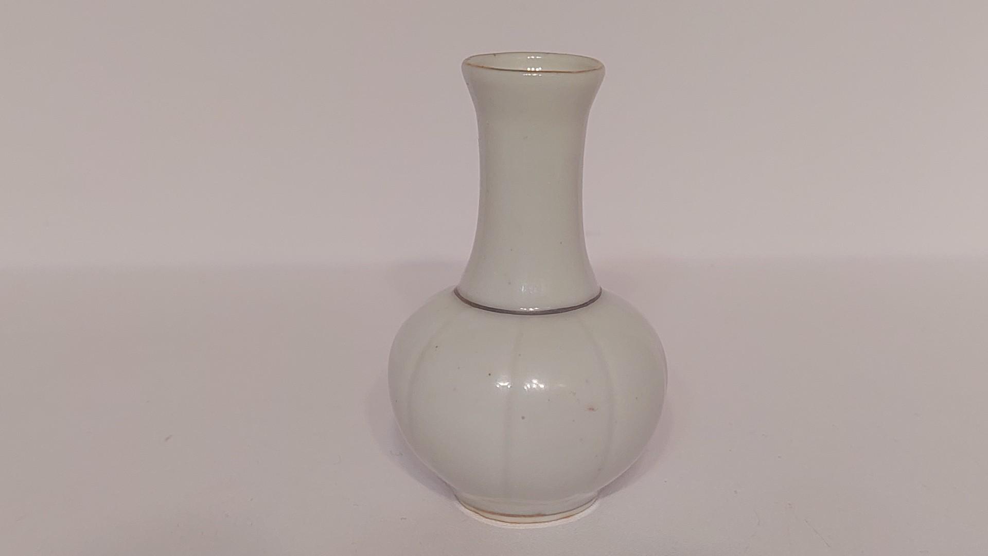 Maža porcelianinė azijietiška vazelė ~ 8cm
