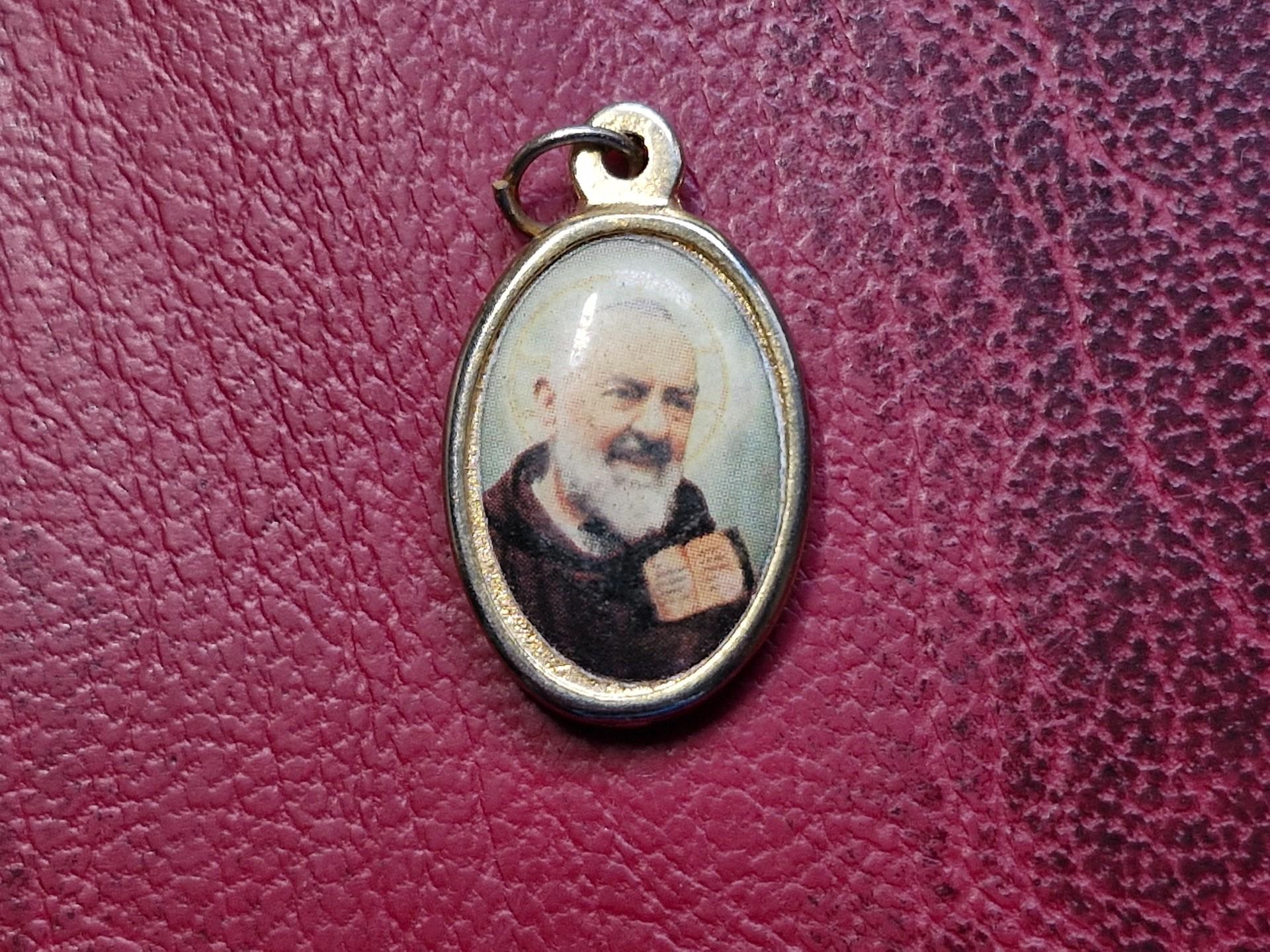 Medalionas Šv. Mykolas ir Tėvas Pijus