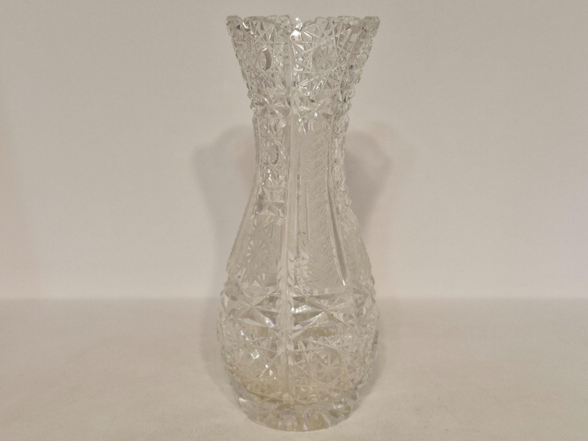 Dekoratyvinė vaza su ornamentais