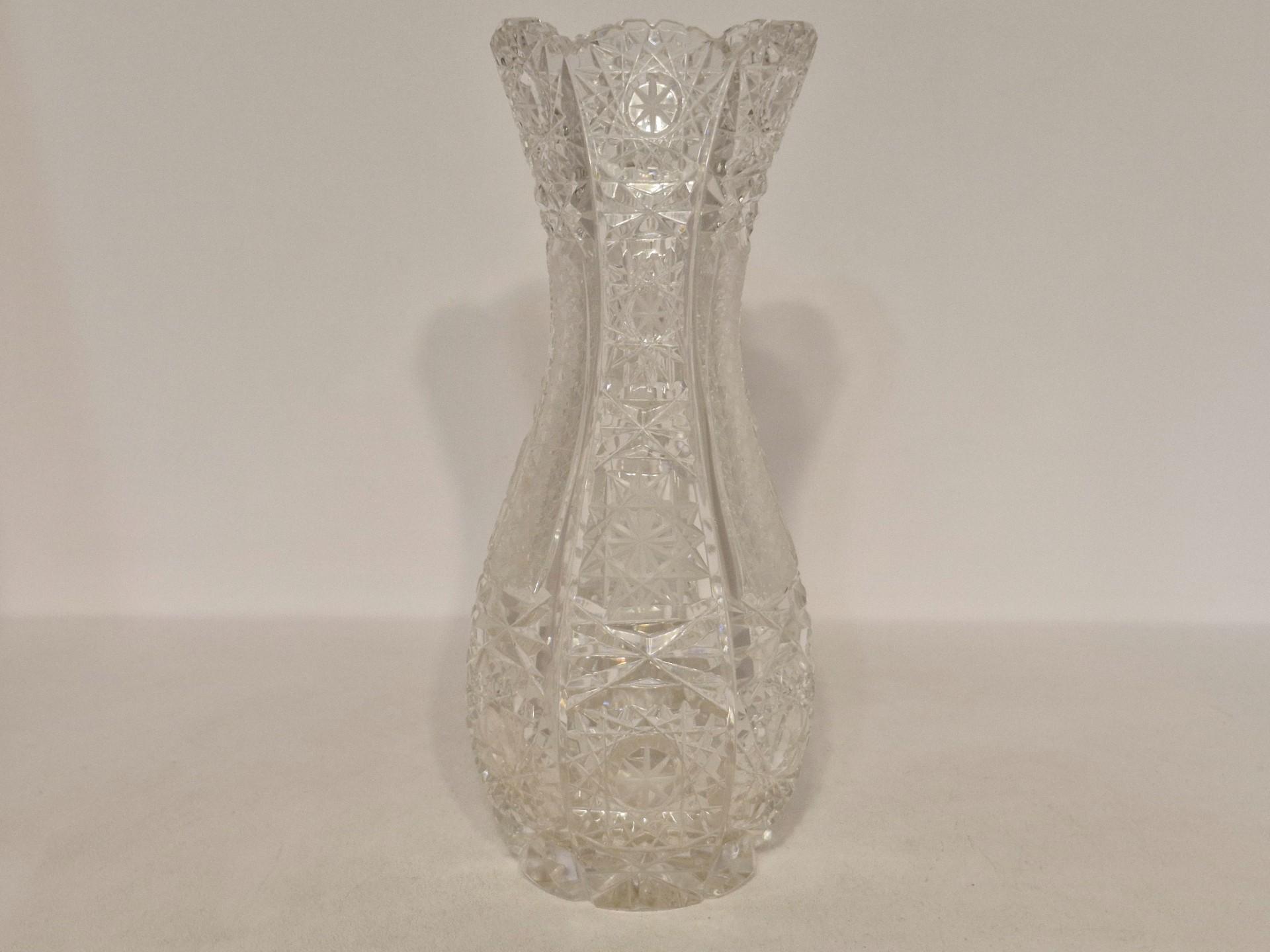 Dekoratyvinė vaza su ornamentais