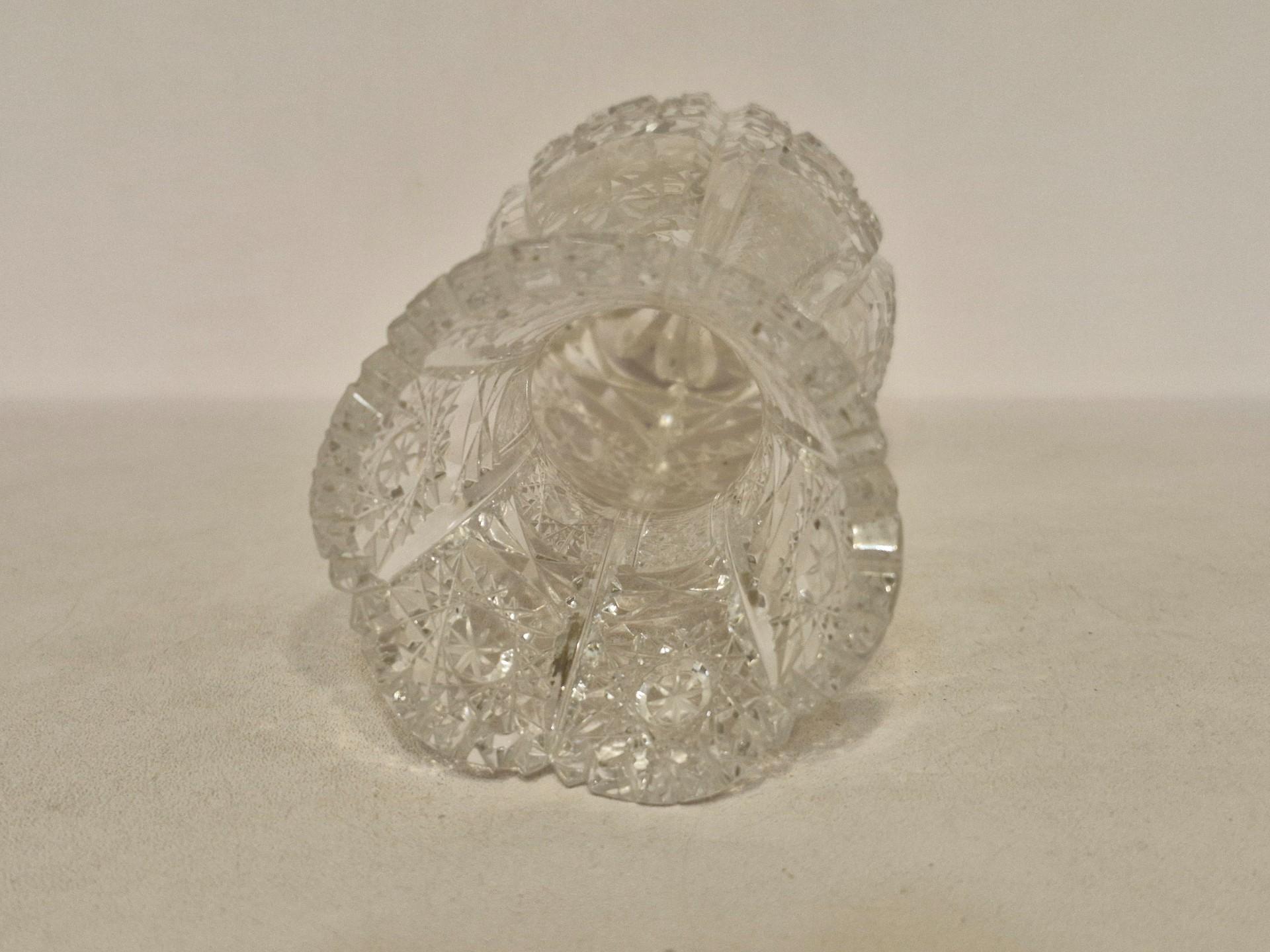 Dekoratyvinė vaza su ornamentais