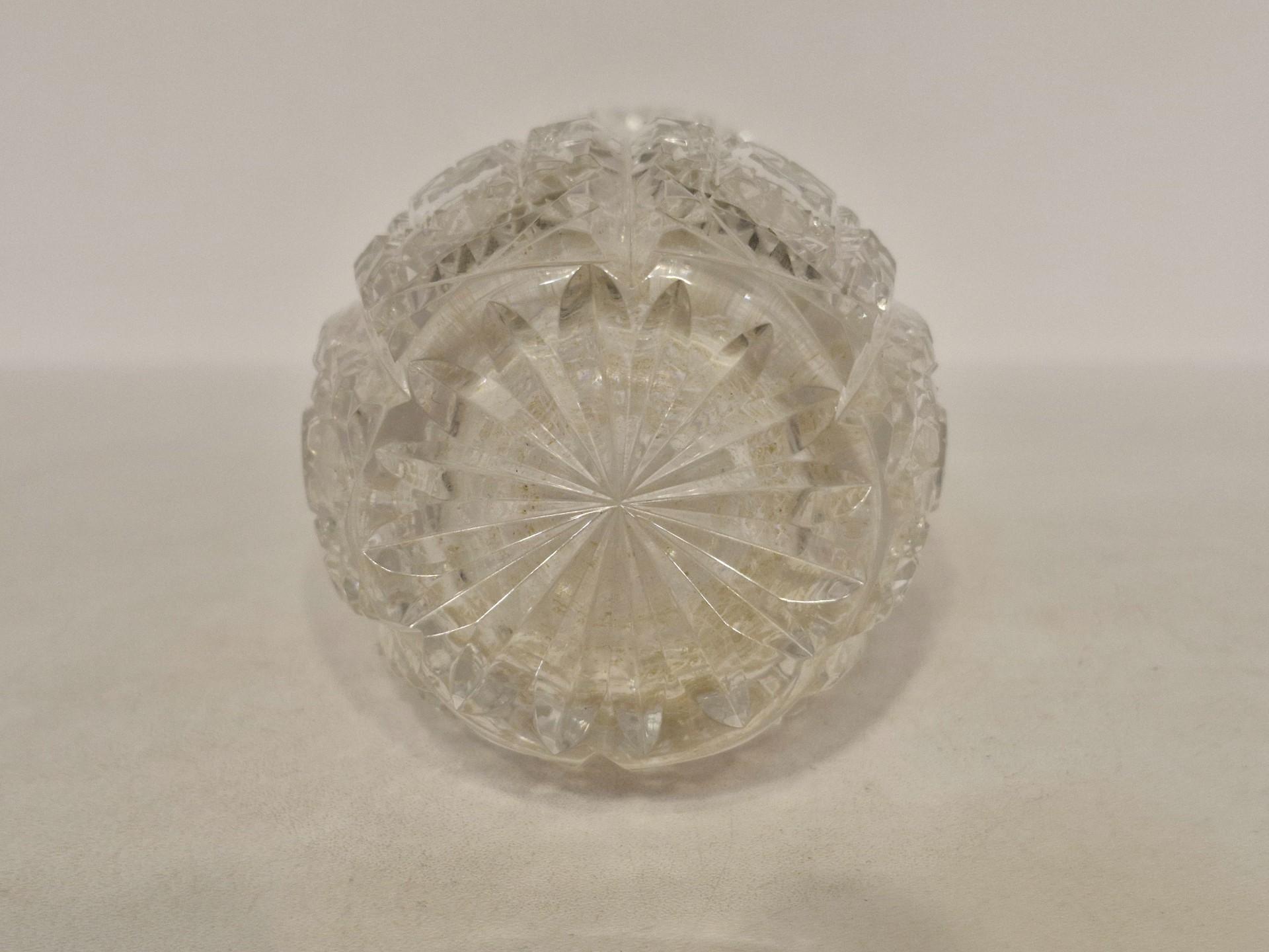 Dekoratyvinė vaza su ornamentais