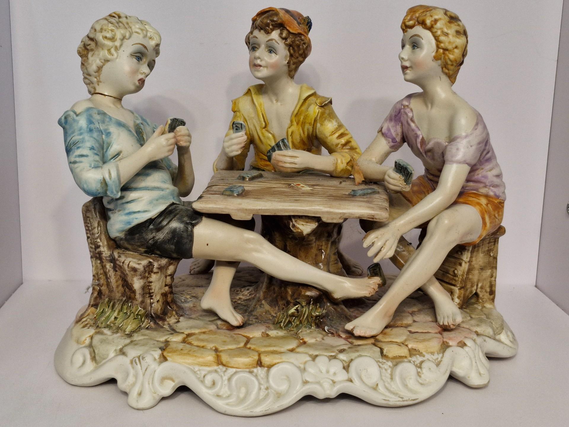 Capodimonte stiliaus figūra -vaikai žaidžia kortom