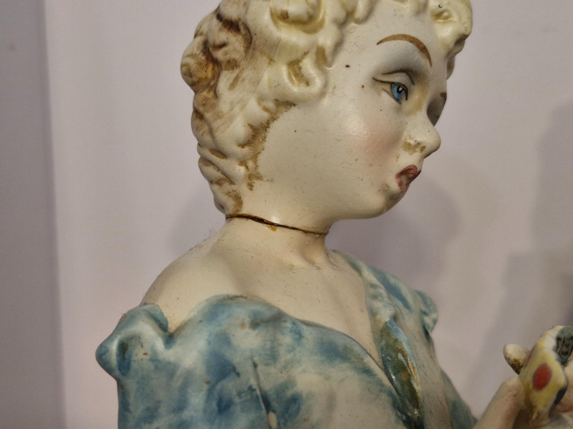 Capodimonte stiliaus figūra -vaikai žaidžia kortom
