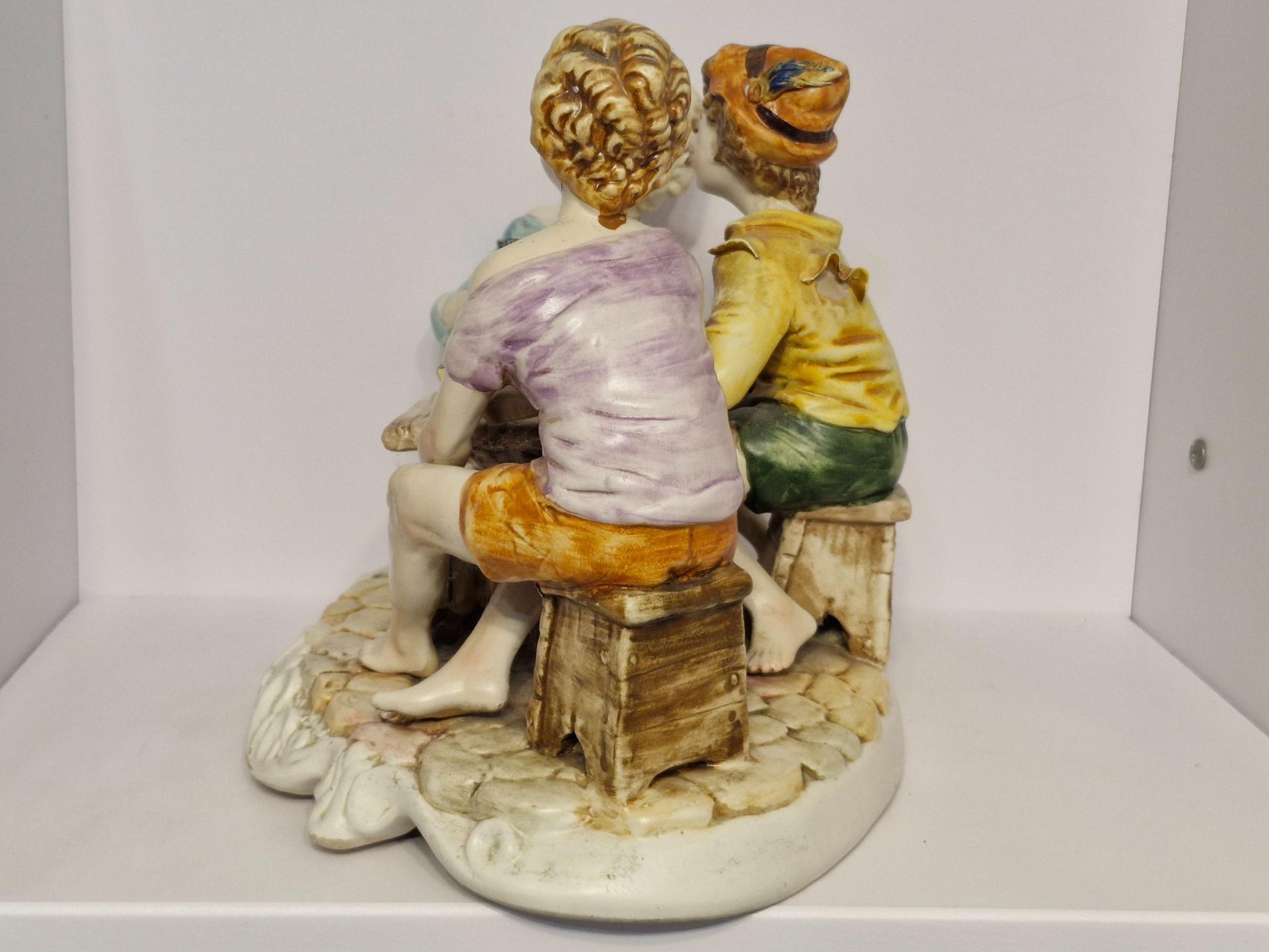 Capodimonte stiliaus figūra -vaikai žaidžia kortom