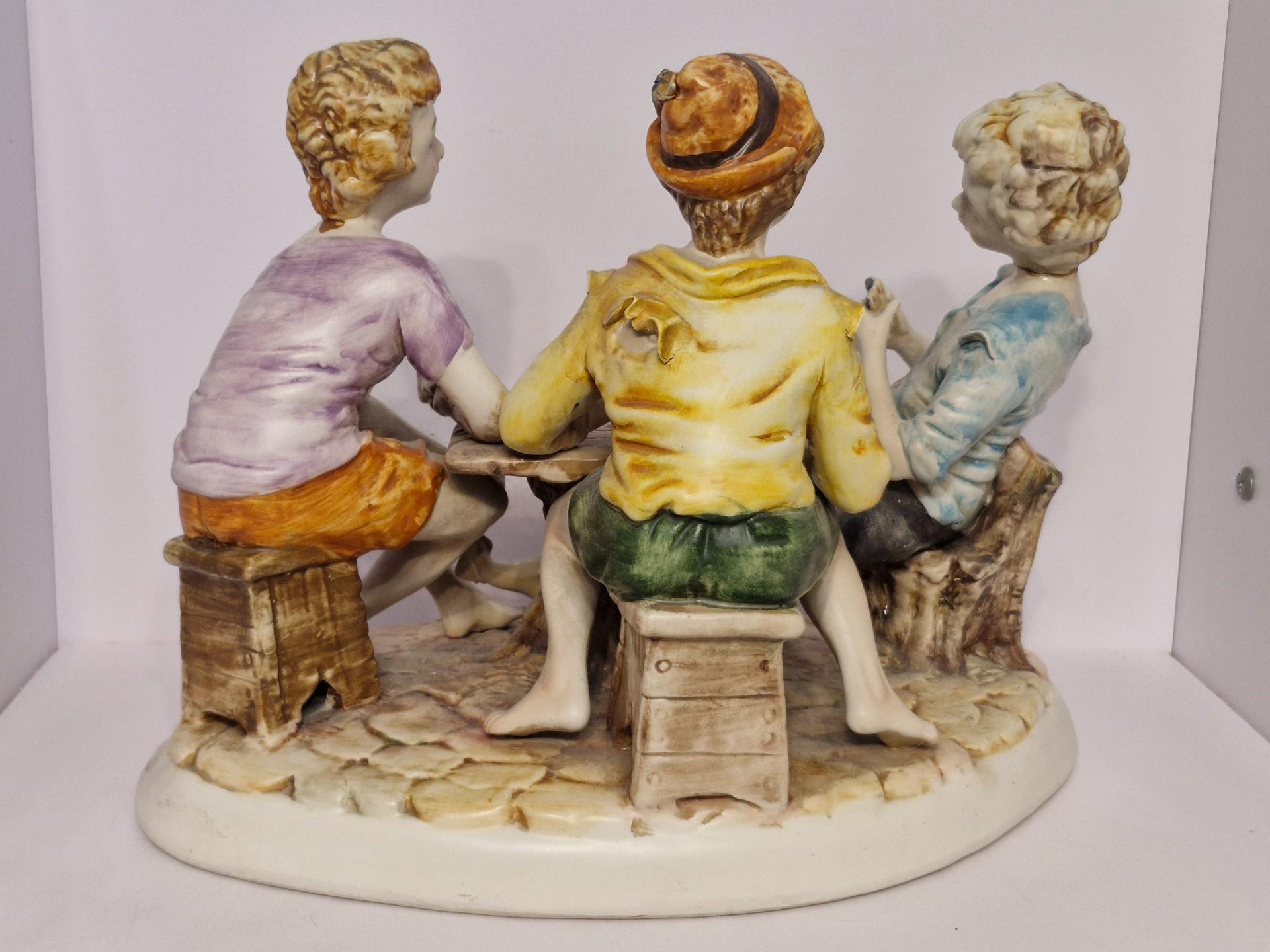 Capodimonte stiliaus figūra -vaikai žaidžia kortom