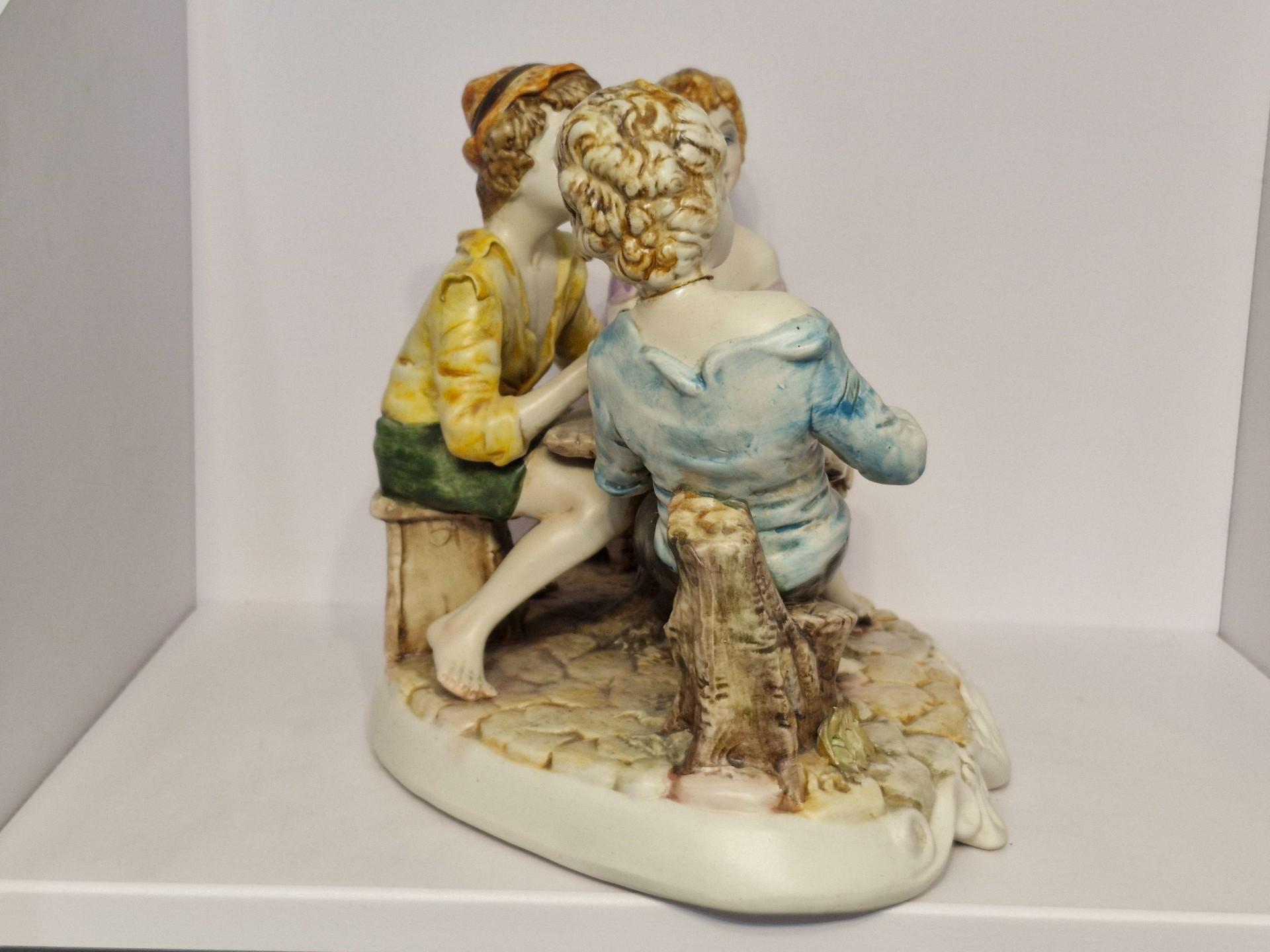 Capodimonte stiliaus figūra -vaikai žaidžia kortom