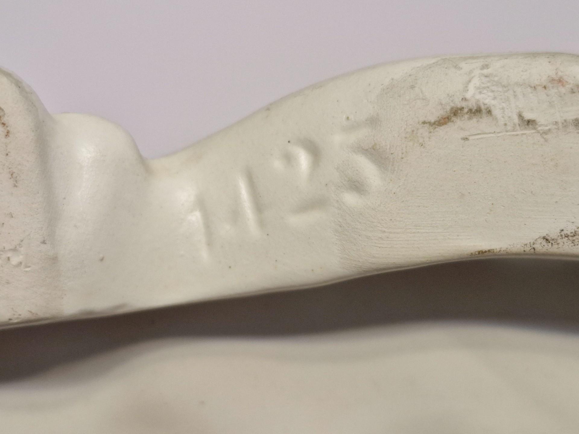 Capodimonte stiliaus figūra -vaikai žaidžia kortom