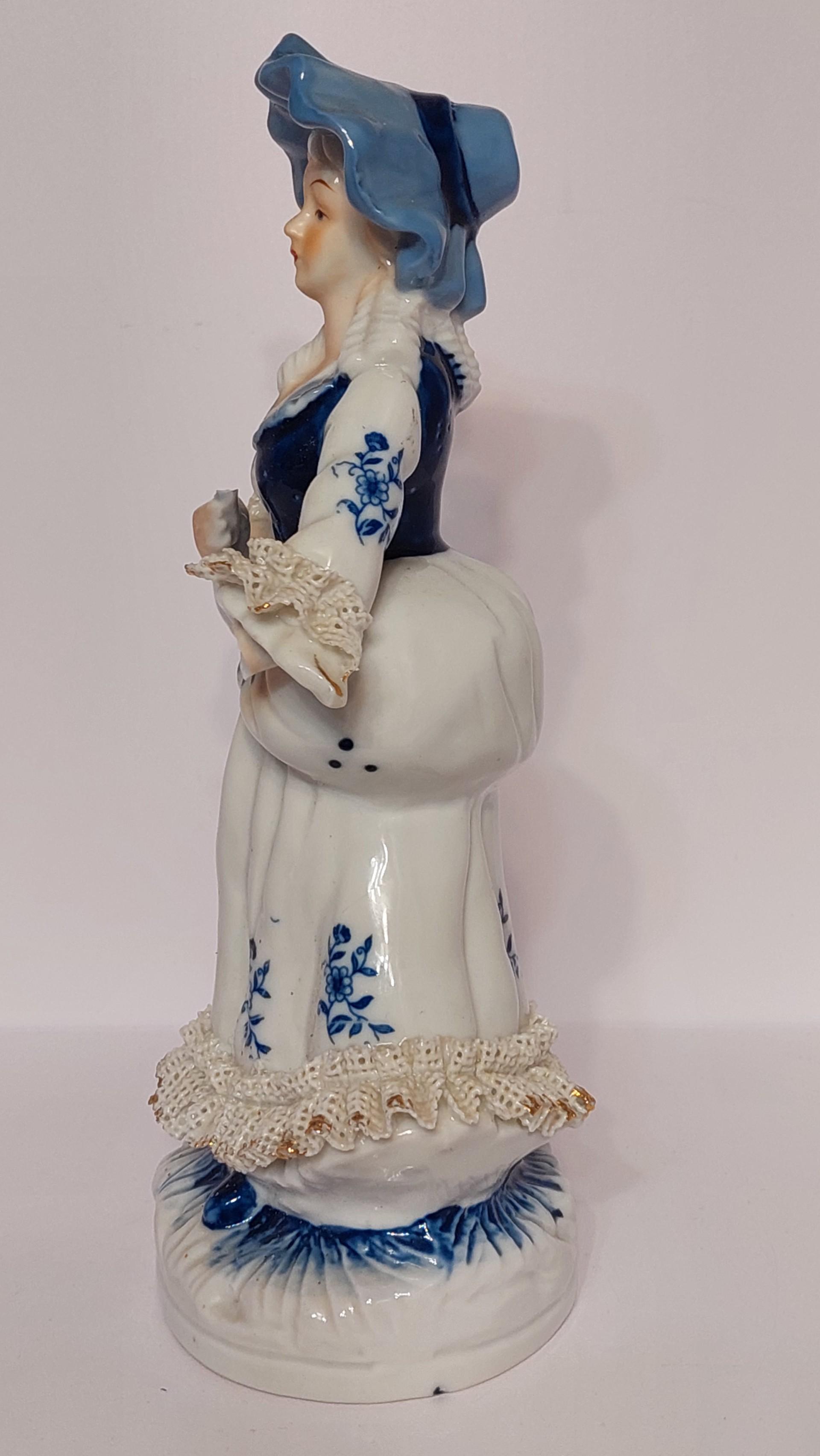 Defektuota porcelianinė dama ~ 27cm.