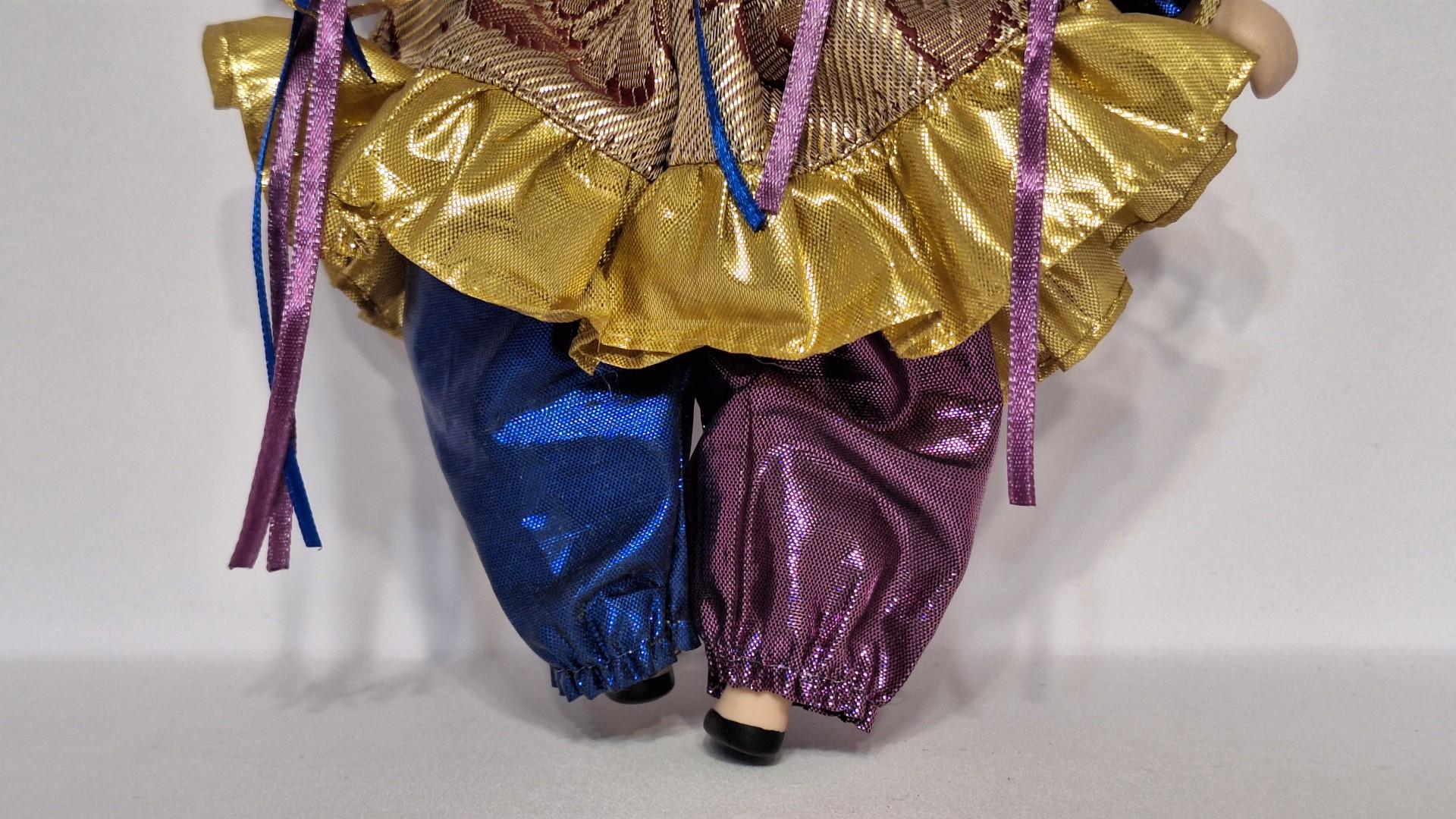 Cirko lėlė - juokdarys - klounas su Bell Jester kepure, ~ 27 cm