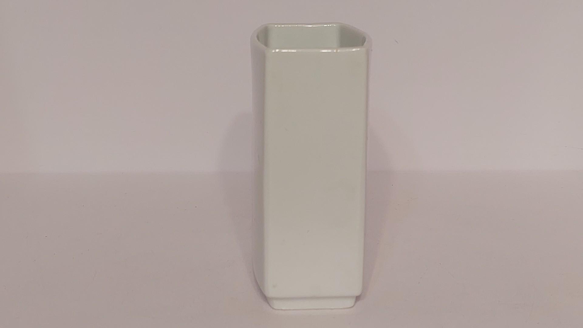 Porcelianinė balta vazelė su etikėte ~ 10,5cm