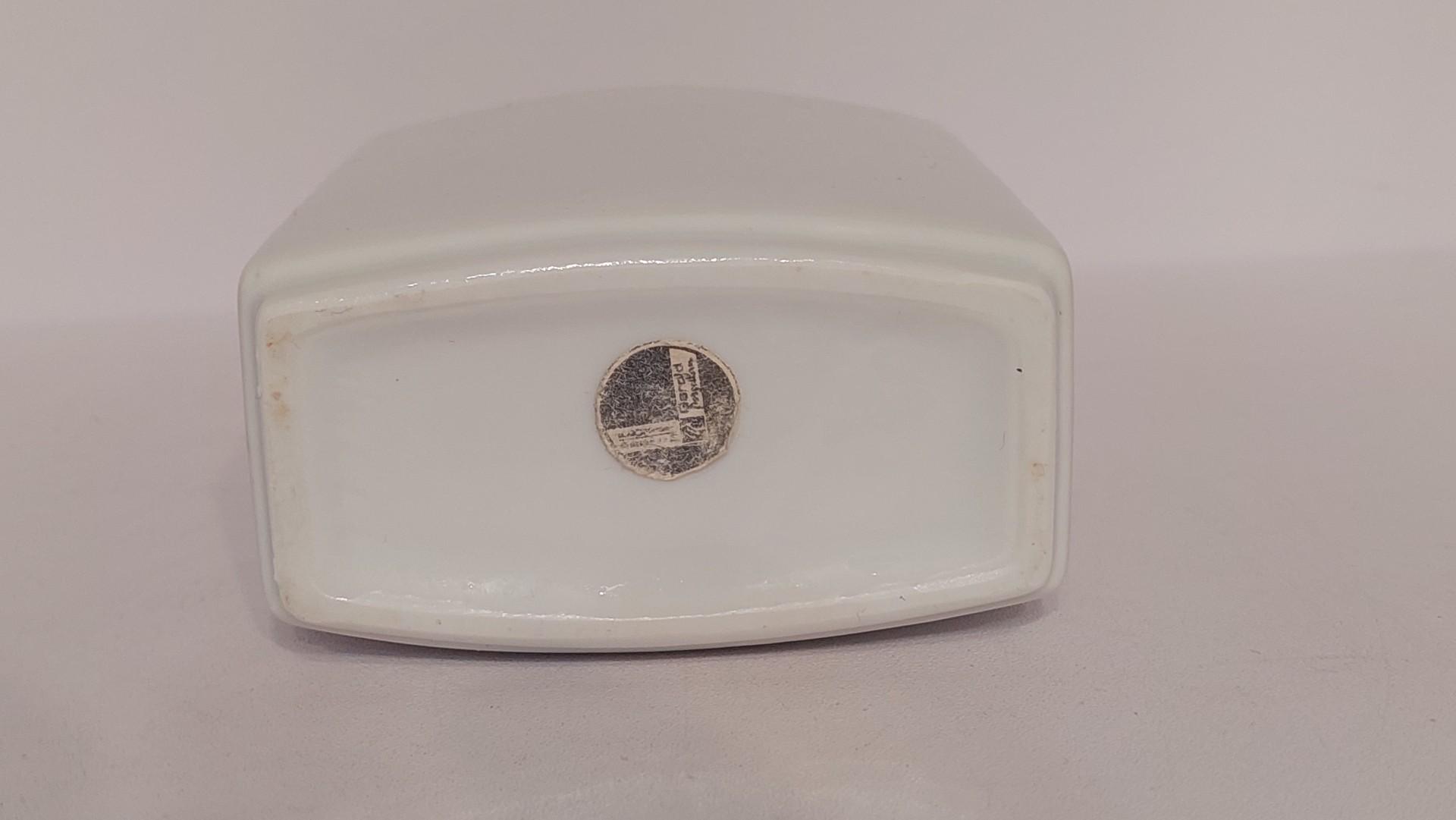 Porcelianinė balta vazelė su etikėte ~ 10,5cm