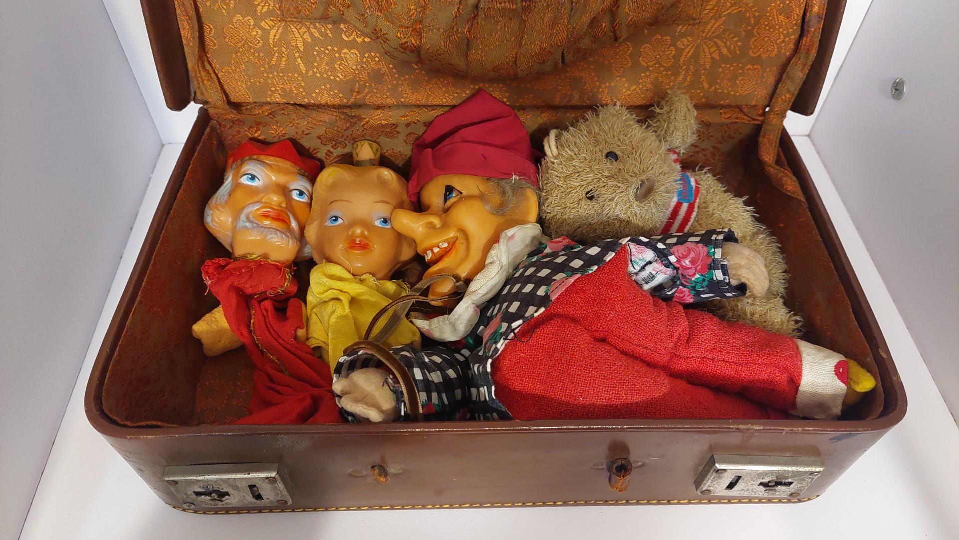 Senas lėlių teatro lagaminas su lėlėm ir meškiuku