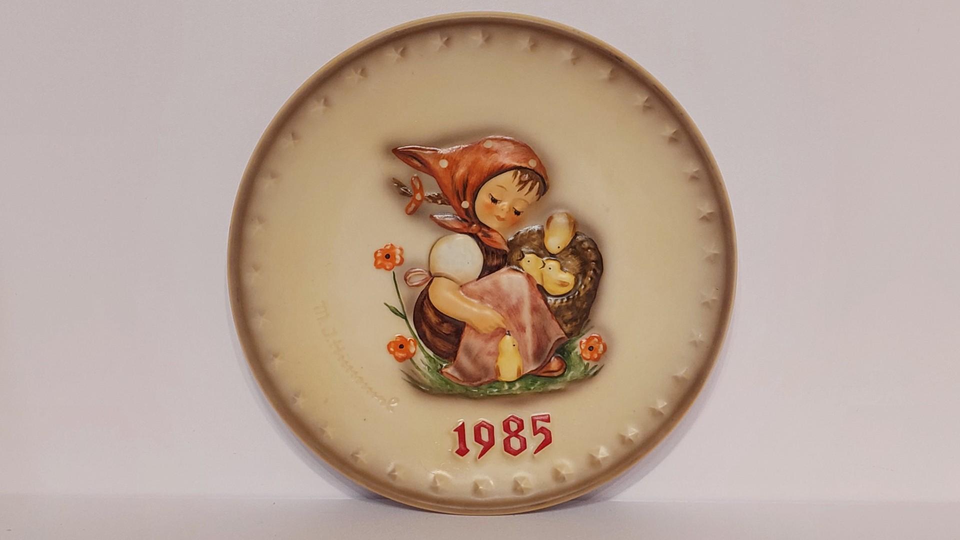 Goebel kolekcinė pakabinama lėkštė Chick Girl~ 19,3cm