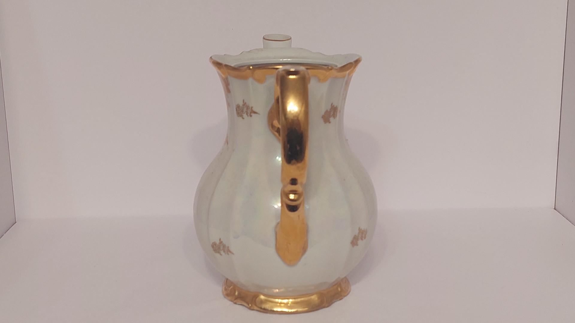 Žymėtas aukso sp. ornamentų arbatinukas be dangtelio