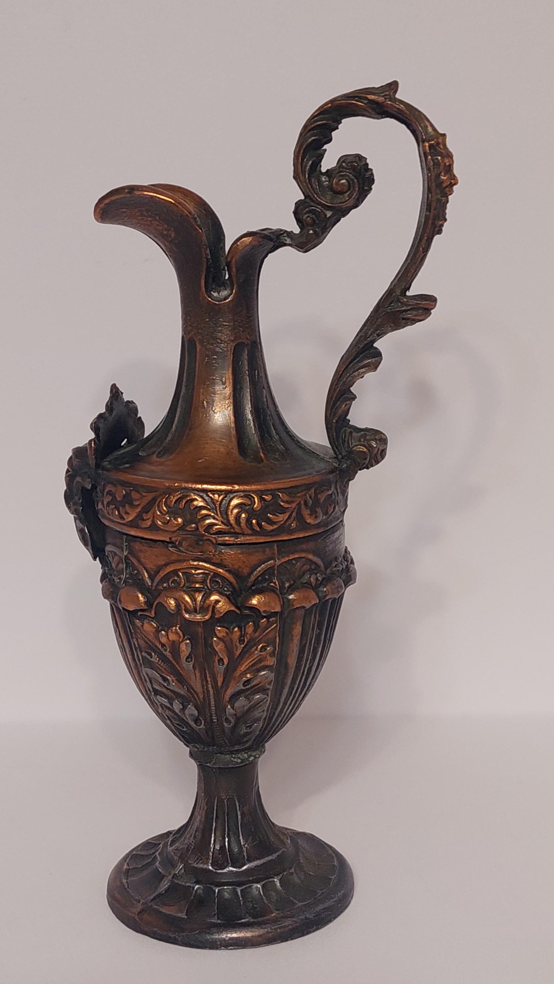 Sena sunkoka metalinė antikos mot. vaza ~ 26cm