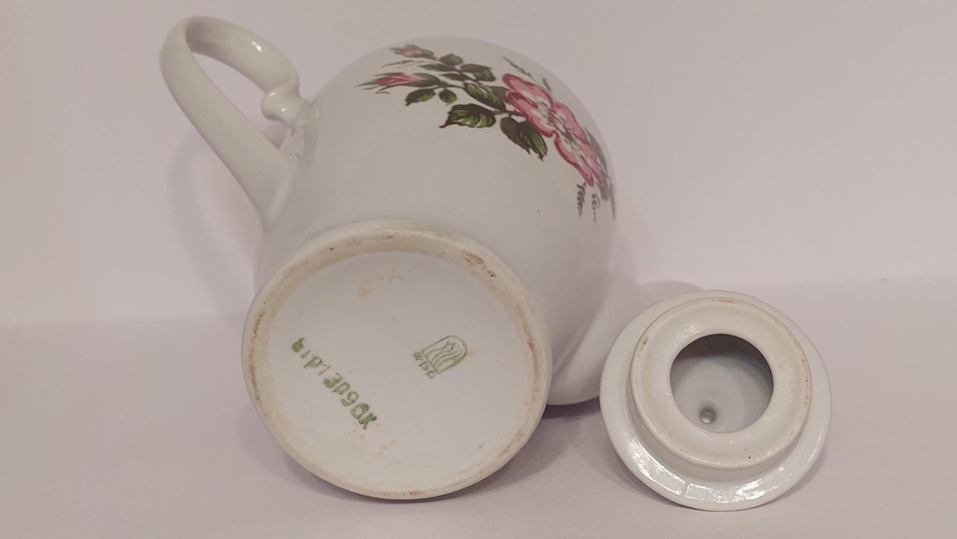 Rigos porceliano arbatinukas su gėlių motyvais~1l