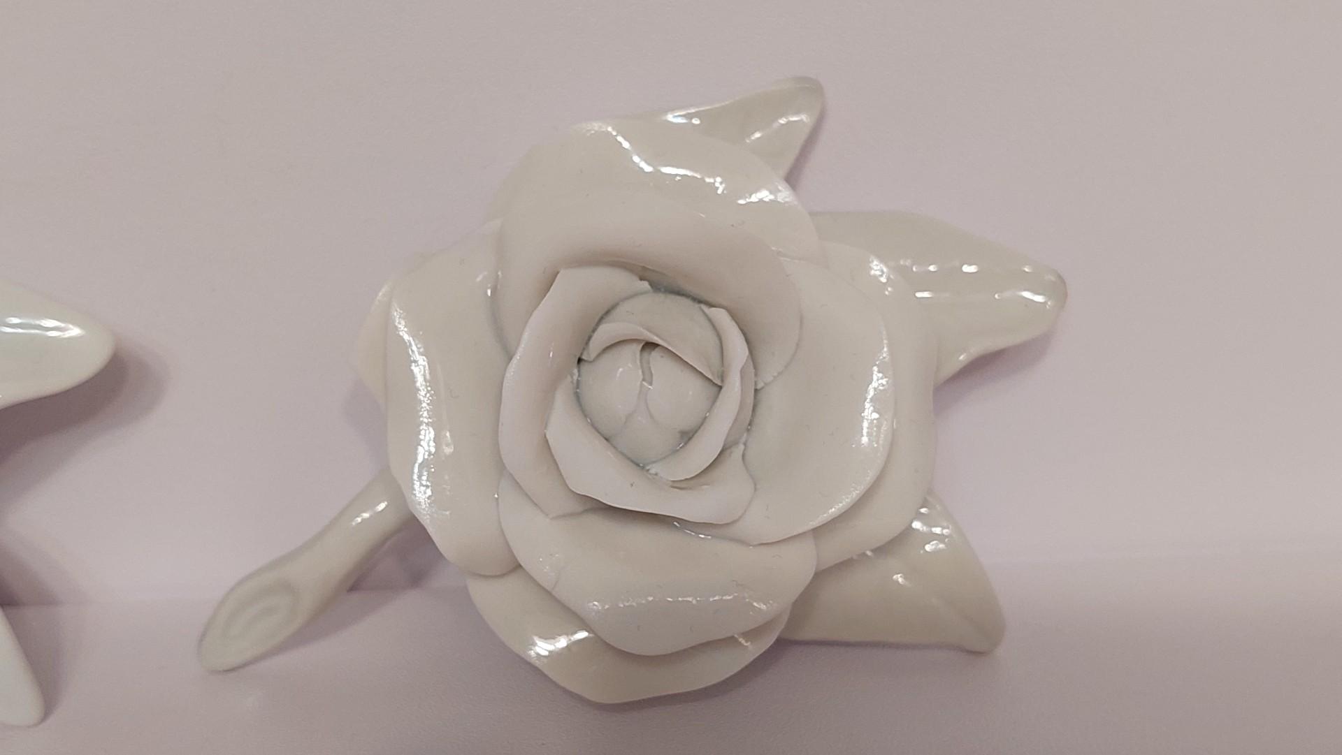 Dvi porcelianinės baltos mažos gėlytės iki 10cm.