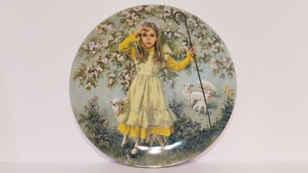 Porcelianinė lėkštė Mergaitė su avytėm 1983m.