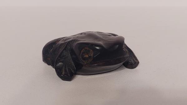 Tamsiai rudos varlės medinė skulptūrelė ~ 5,5cm