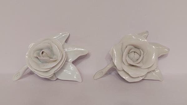 Dvi porcelianinės baltos mažos gėlytės iki 10cm.